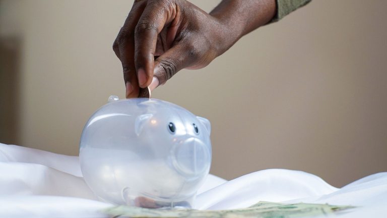 Espèces en banque : combien déposer sans justificatif ?