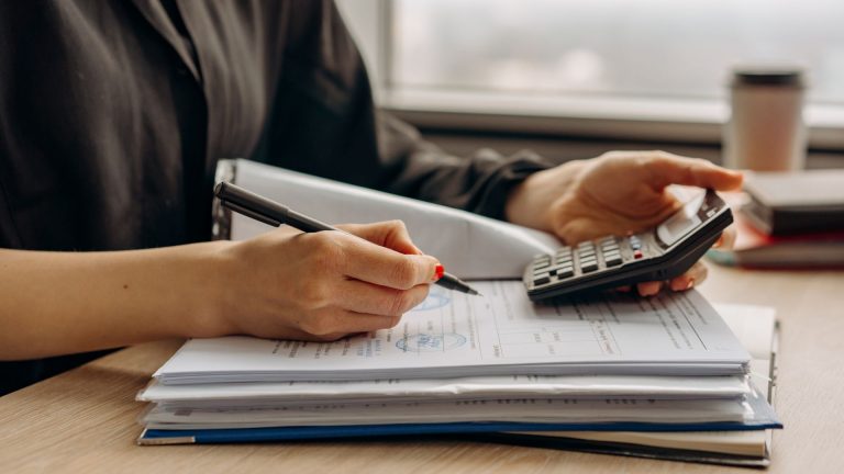 Comment fonctionne la grille indiciaire du secrétaire administratif ?