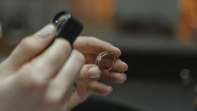 Vendre son or à Paris : obtenir sa vraie valeur chez le bijoutier